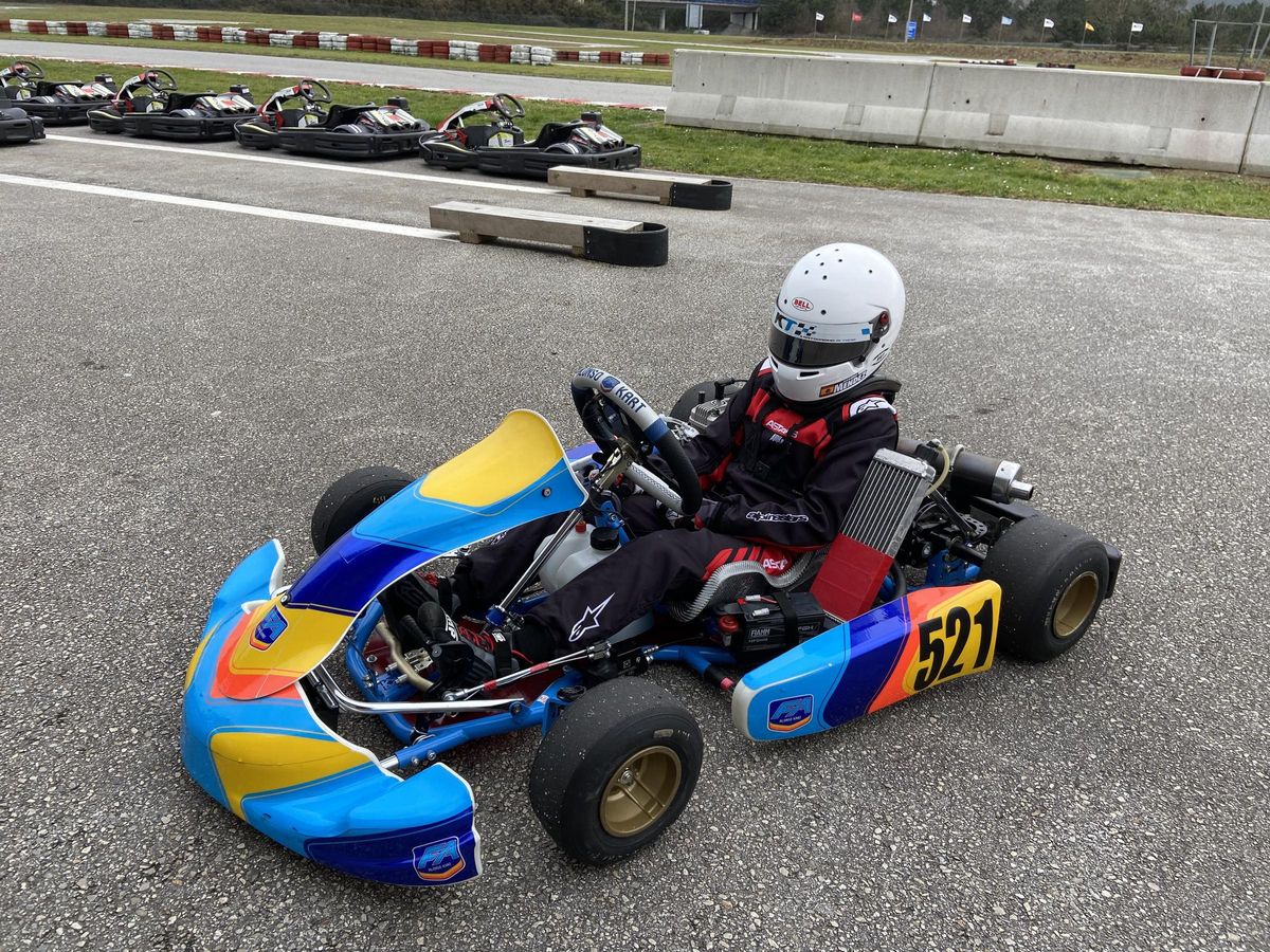 Alejandro Méndez Domina la Primera Carrera Junior en el Campeonato Gallego de Karting