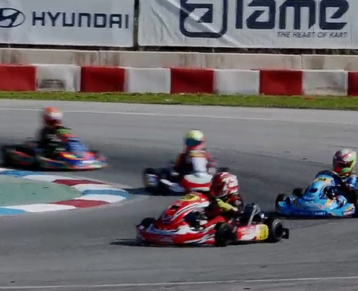 Thiago Huertas Casares se impone en la Carrera 1 de Mini/Rookie del domingo, la mas espectacular hasta el momento del fin de semana.