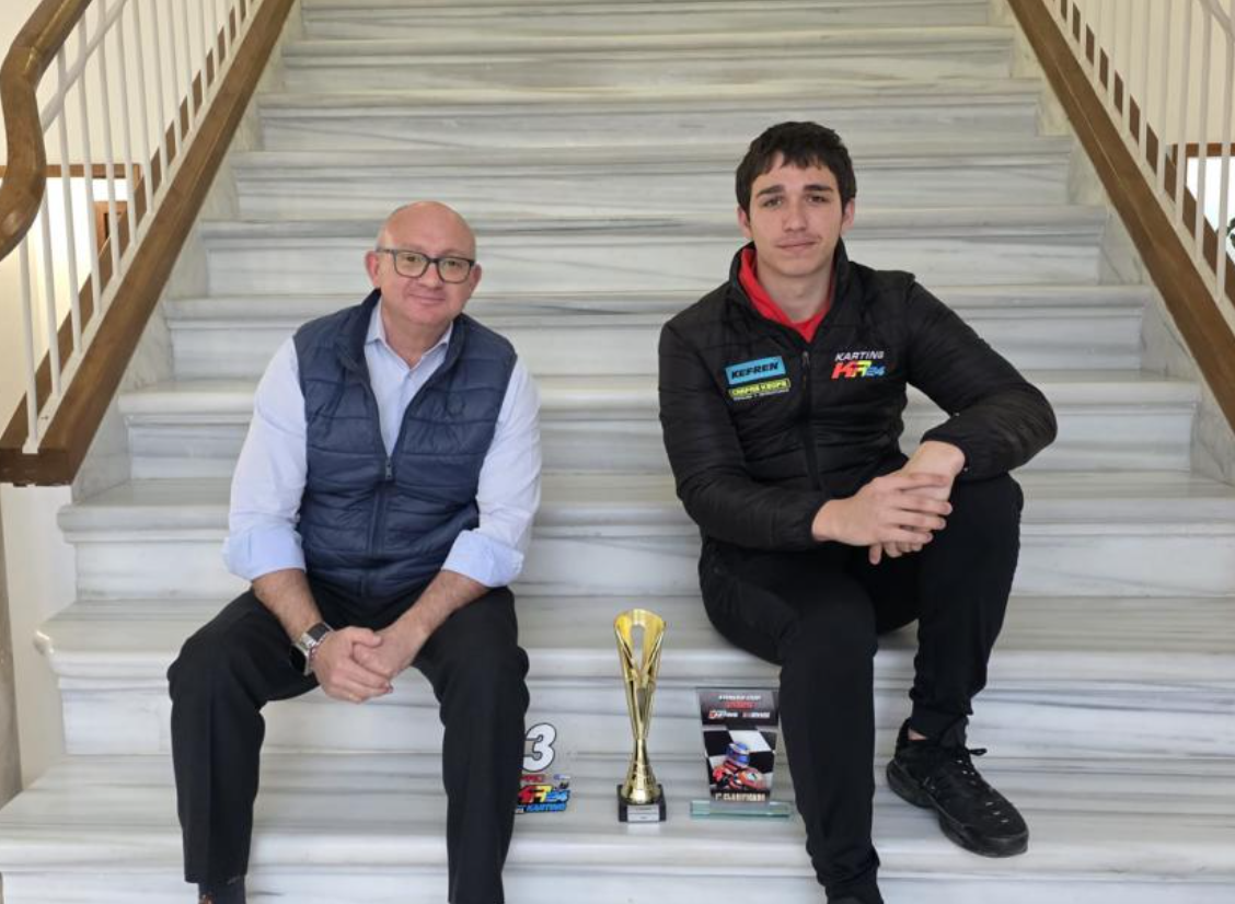 El concejal de Deportes apoya al joven piloto Christian Comsa en su prometedora carrera en el karting